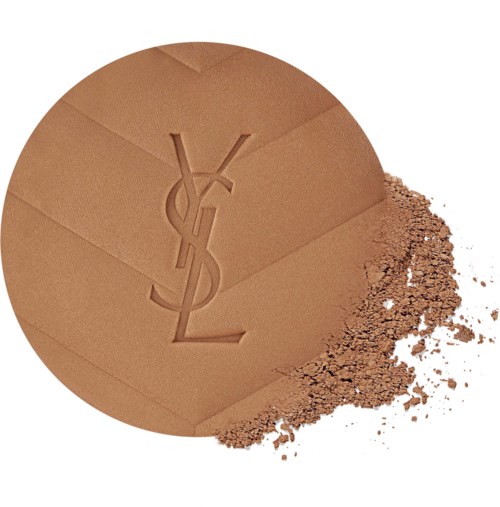 Een ronde YSL-logo ingedrukt in bruine poedermake-up met wat poets eromheen.