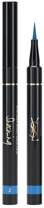 Svart eyeliner pen med gulddetaljer, öppen för att visa blå spets, på vit bakgrund.