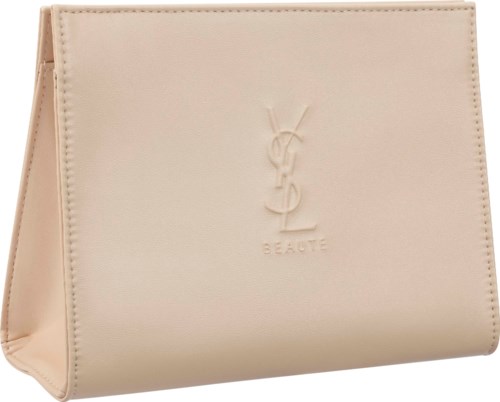 En beige clutch eller väska med Yves Saint Laurent-logotypen präglad på framsidan.