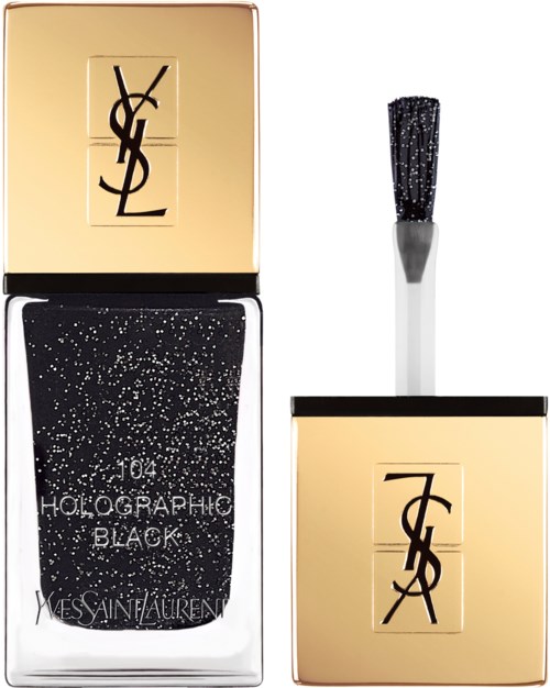 En YSL neglelakkflaske har svart neglelakk med glitter inni, en svart lokk, og en gull YSL-logo på lokket.