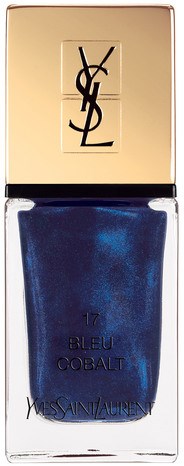 En blå neglelakkflaske med gyllent lokk, merket Yves Saint Laurent, nummer 17 Bleu Cobalt.