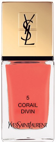En YSL neglelakkflaske med gullhette, merket 5 CORAIL DIVIN, i myk korallfarge.