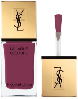 Et YSL leppestift og neglelakk med gullhett, viser logo og merkenavn. Lyse rosa farge.