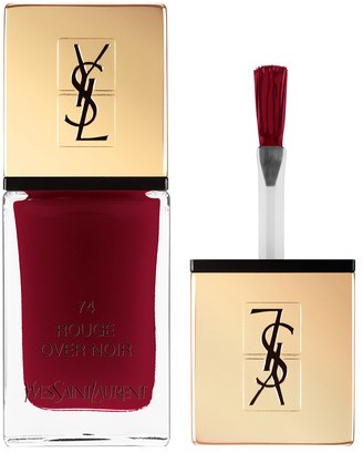 Dette er en leppestift med YSL-logo. Leppestiftets hette er gullfarget, og selve leppestiften er rød.