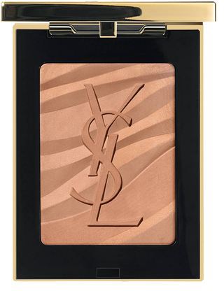 En makeup-kompakt med beige puder och YSL-logotypen inbäddad i pudret.