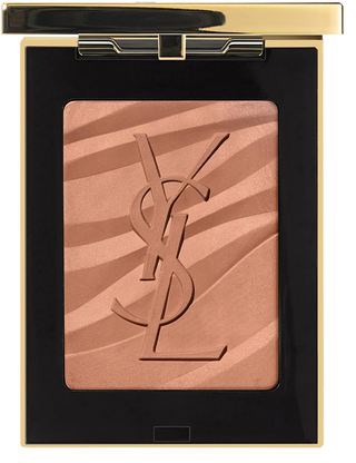 En sminkask med blush inuti och ett YSL-utseende inpräglat på det.