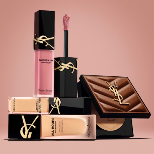 En samling av YSL-makeupprodukter, inkludert flytende blush, leppeglans og kompaktpulver på rosa bakgrunn.