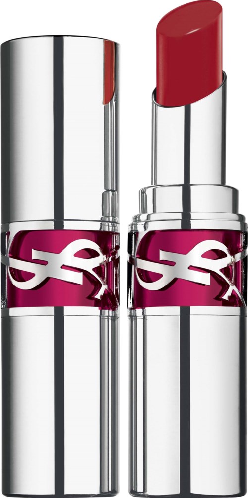 En skinnende sølv leppepommetube med rød leppefarge. Tuten har et rosa bånd med en hvit logo.