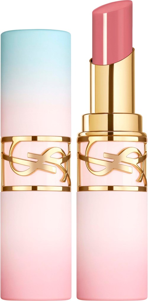 En læbestift i blid rosa farve, med guld detaljer og let skinnende emballage.