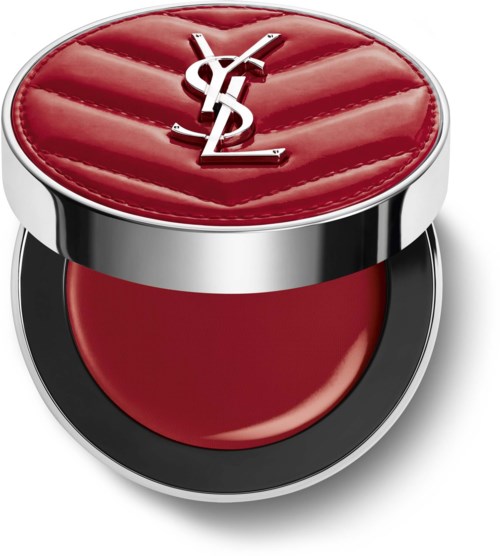 Röd YSL-logotyp på kuddekompakt med glansigt quiltat lock och slät läppstiftsfärgad yta.