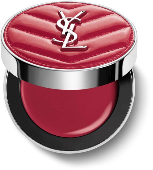 Komplott med en röd, quiltad yta och YSL-logga, innehållande rouge eller kosmetikprodukt.