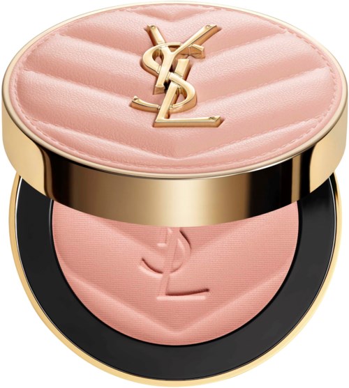 En kompakt med ljusrosa makeup, en guldig logga på locket och en slät struktur inuti.