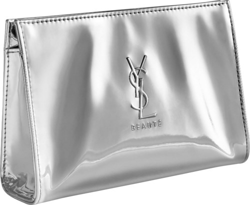 Een glanzende zilveren YSL-make-uptas met logo en het woord 'BEAUTE'.