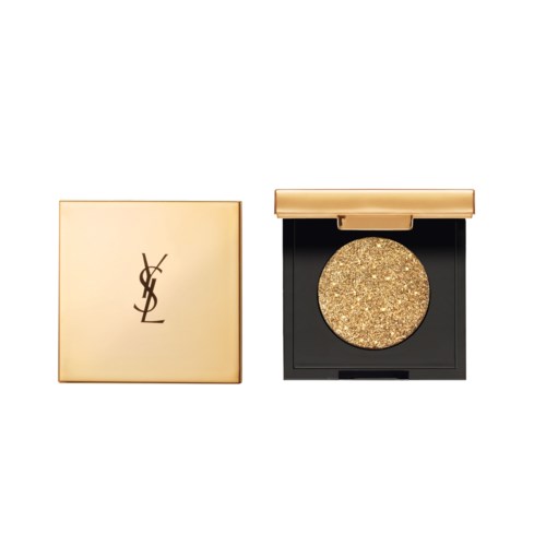 En glittrig guldig ögonskugga i en svart och guld kompakt med YSL-logga på locket.
