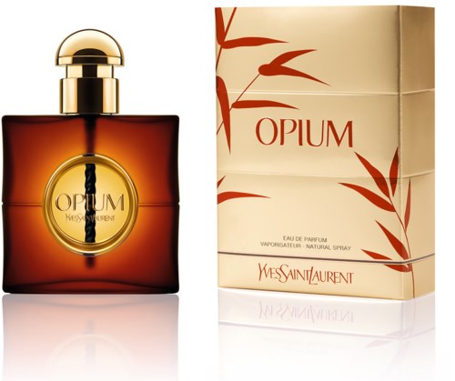 En parfyllflaska med guldlock och en box med röda blad och texten "OPIUM" av Yves Saint Laurent.