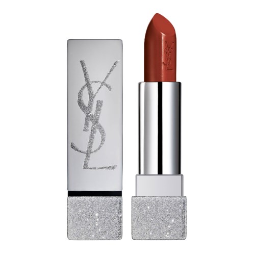 Läppstift med en glittrig silverhölje och YSL-logga på locket. Läppstiftet är en röd nyans.