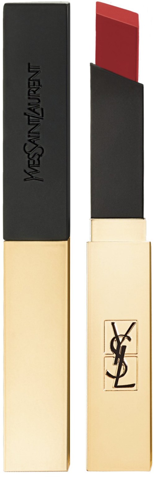 Een lippenstift met een zwart buisje en gouden onderkant, met rode lippenstift zichtbaar. YSL staat op de buis.