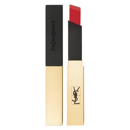 Een lippenstift met een zwart en goudbaar, met de punt bloot, onthullend rood lipstick.
