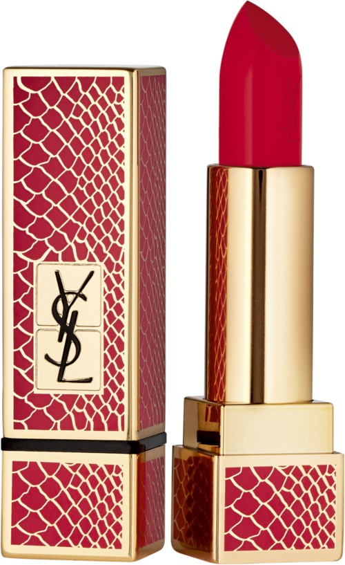 En rød leppestift i et gullfarget og rødmønsteret etui med YSL-logoen. Leppestiftet er åpent, og viser fargen.