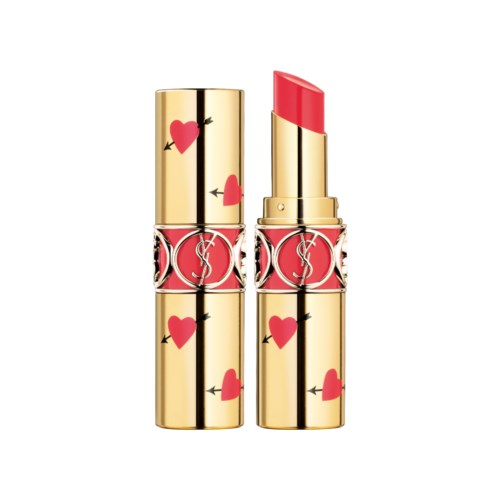 Een gouden lippenstift met rode harten en zwarte pijlen, en de lipstick is licht geopend met roze kleur.