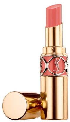 Een lippenstift met een goudkleurige huls en roze tint, licht open, zichtbaar de lippenstift binnen.