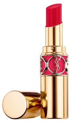 Een rode lippenstift in een gouden huls met een roze band met een merklogo.