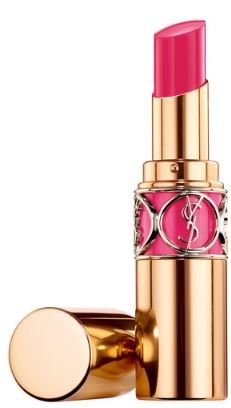 Een roze lippenstift in een gouden huls met dop. De lippenstift staat over de helft, klaar voor gebruik.