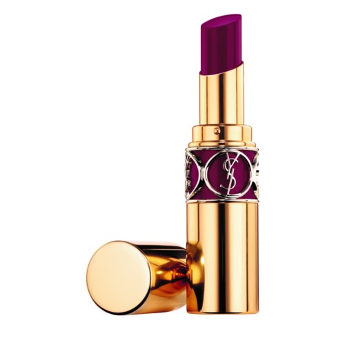 Een paarse lippenstift met een gouden en zilveren huls, staat rechtop, met de dop ernaast.