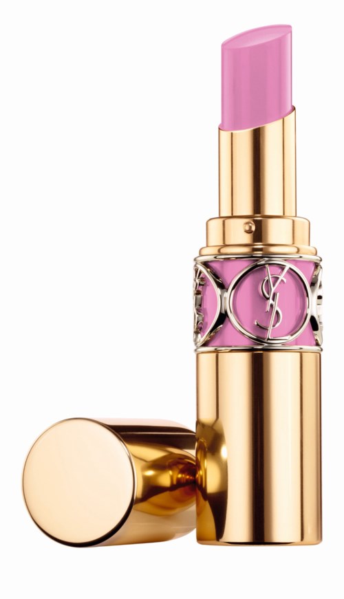 Een roze lippenstift in een gouden huls met de dop eraf, die de lipstick binnenin toont.