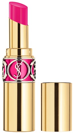 Een roze lippenstift met een gouden huls en een zwart en roze logo op de band.