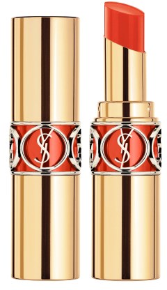 Lipstick met een gouden huls en rode kleur, deels geopend met merklogo.