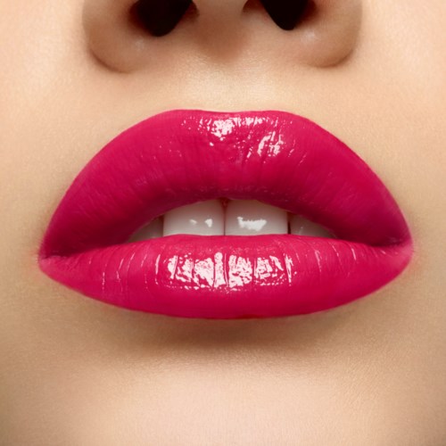 Close-up van lippen met glanzende roze lipstick, licht geopend met zichtbare tanden.