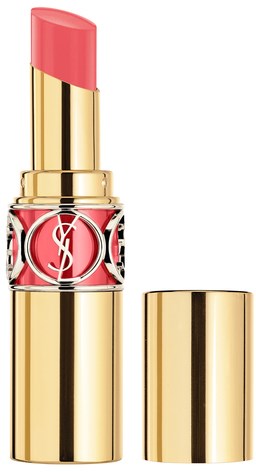 Een lipstick in een glanzende gouden tube met een roze-rode kleur en een duidelijk logo op de middelste band.