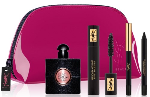 En rosa makeuppåse med olika YSL-skönhetsprodukter som parfym, mascara, läppstift och ögonpenna.
