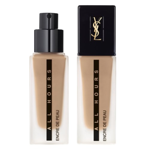 Dwie butelki podkładu Yves Saint Laurent, jedna z atomizerem, druga z pompą, obie w kolorze beżowym.
