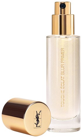 En genomskinlig glasflaska med en guldfärgad spray och lock, märkt YSL Touch Éclat Blur Primer.