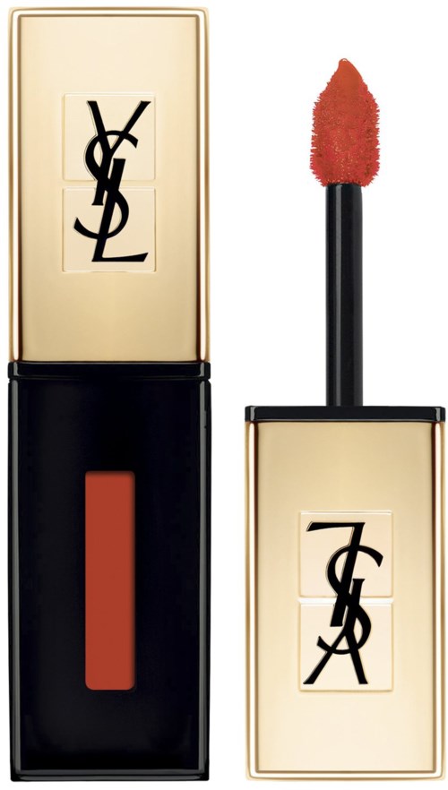 En leppestift med gull- og svart etui. Leppestiftten er korallfarget. Etuiet har YSL-logo.