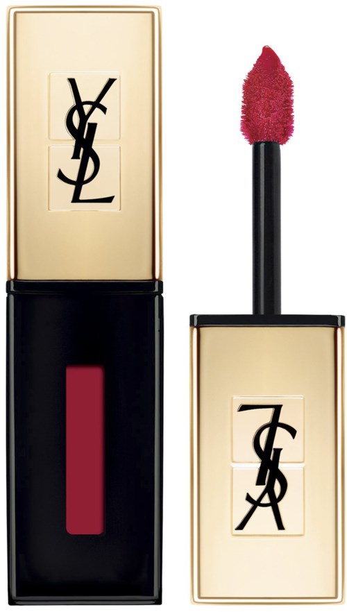 Leppefarge med rød nyanse, svart og gull emballasje, og YSL-logo, med applikatoren synlig.