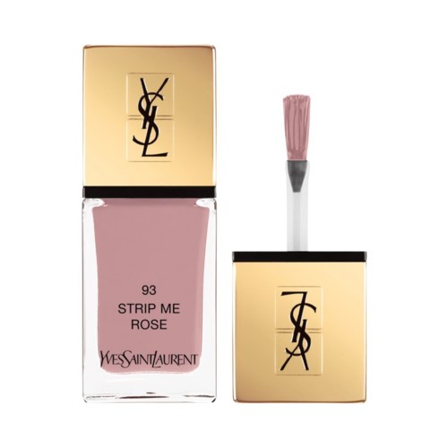 En YSL neglelakkflaske og påføring med rosa neglelakkfarge. Flasken har gull- og svart merke.