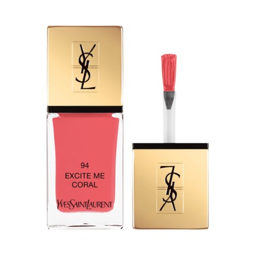 En korallfarget neglelakkflaske med gullhette og YSL-logoen, og en matchende påføringsbørste.