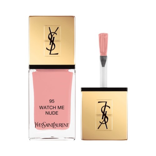 En rosa nagellackflaska med ett guldlock och YSL-logotyp, märkt 'Watch Me Nude' av Yves Saint Laurent.