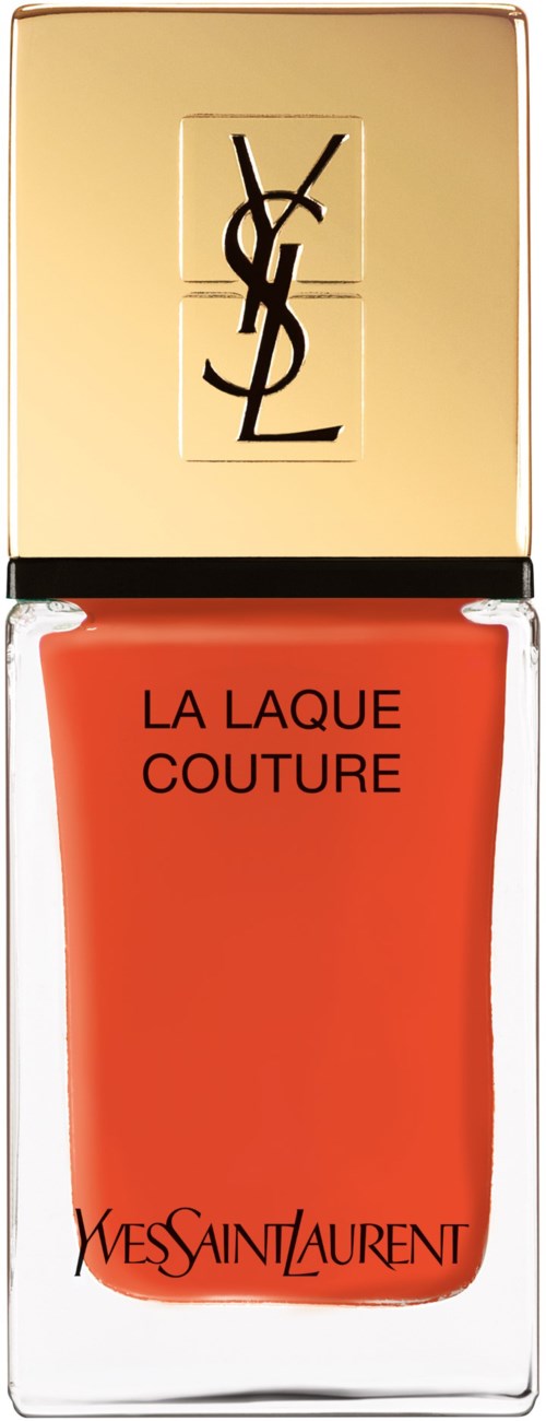 En flaske med YSL Yves Saint Laurent La Laque Couture neglelakk i oransje med gullhåndtak.