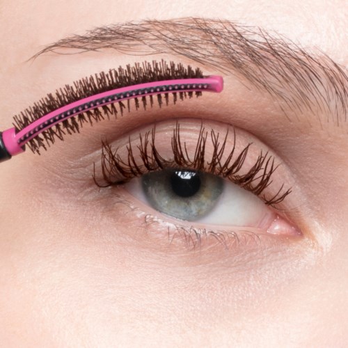 Een oog met lange wimpers en een roze mascara borsteltje dat mascara aanbrengt.