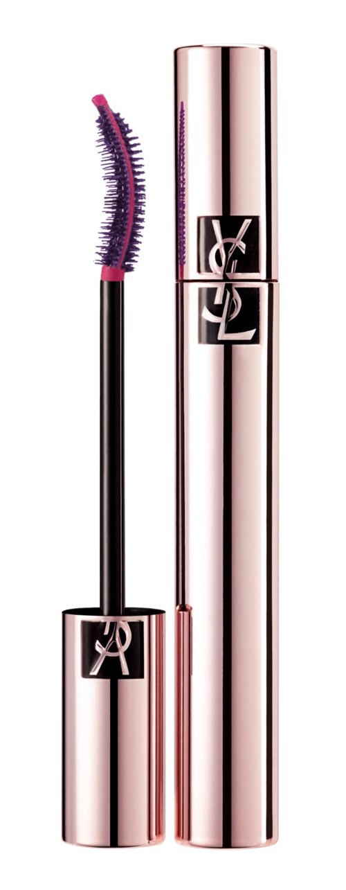 YSL-mascara met gebogen borstel, roze en zilveren ontwerp, en een YSL-logo op de verpakking.
