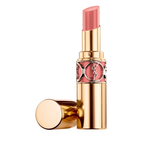 Een roze lipstick in een gouden buis met een doorzichtige band die het merk logo toont.