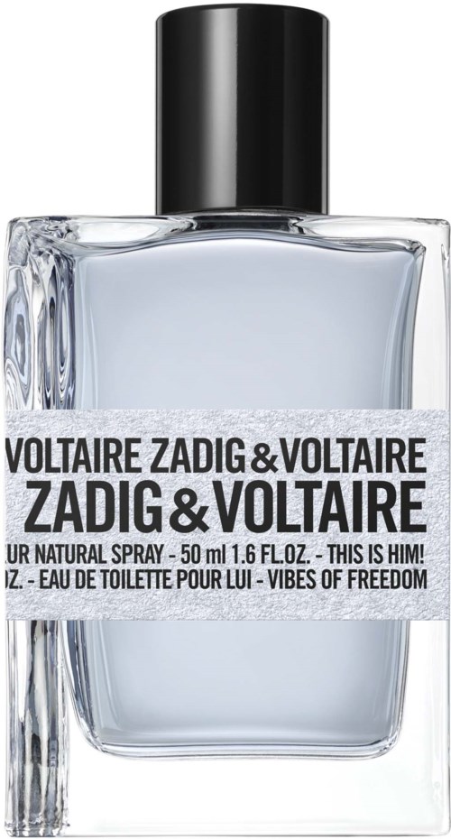 Een doorzichtige parfumfles met 'ZADIG & VOLTAIRE' label en zwarte dop, met lichte blauwe vloeistof.
