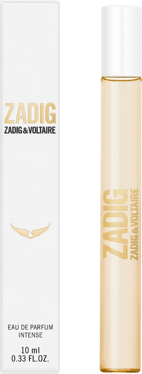 Een parfumfles met een witte doos, gouden logo en een doorzichtige fles met parfum.