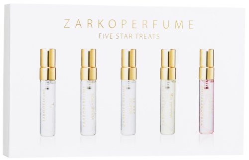 Fem parfymflasker med guldkapsler er arrangeret i en række på en hvid baggrund. Brandnavnet ZARKOPERFUME er øverst.