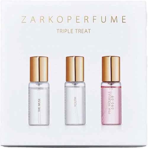 Tre små parfymflasker med gullkapsler, merket The Muse, Youth og Pink Mosaic, i en eske.