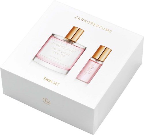 En hvit boks med bilde av parfyme og reiseflaske i rosa flasker med gullkapsler, merket Zarkoperfume Twin Set.